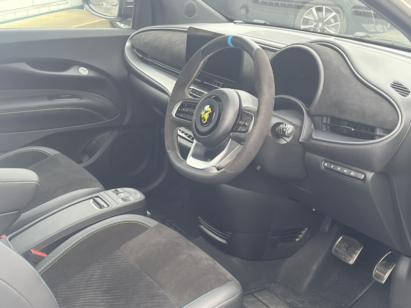 アバルト 500e ツーリズモ BEV車両