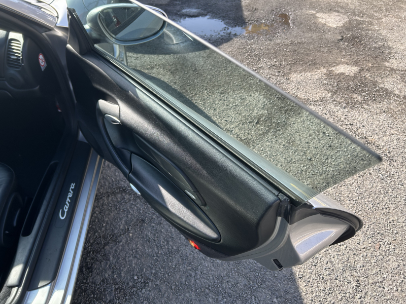 ポルシェ 911(Type996) カレラ　Tiptronic　右H　18インチアルミホイール　車高調　社外マフラー　社外テール