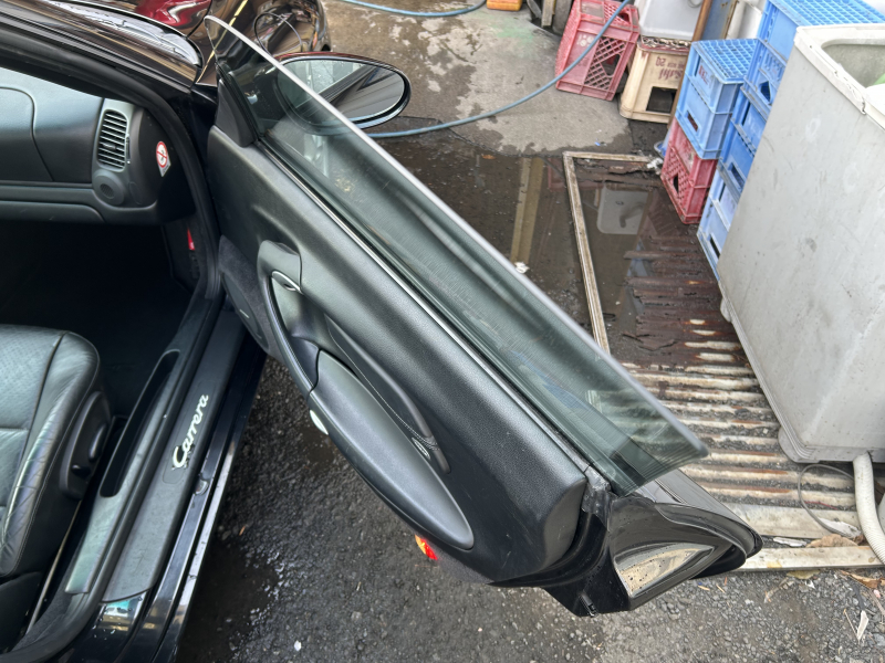 ポルシェ 911(Type996) カレラ 6MT 左H レザーシート　純正17インチアルミ