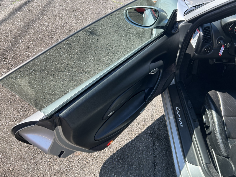 ポルシェ 911(Type996) カレラ　左H　6MT　レザーシート　地デジナビ　バックカメラ