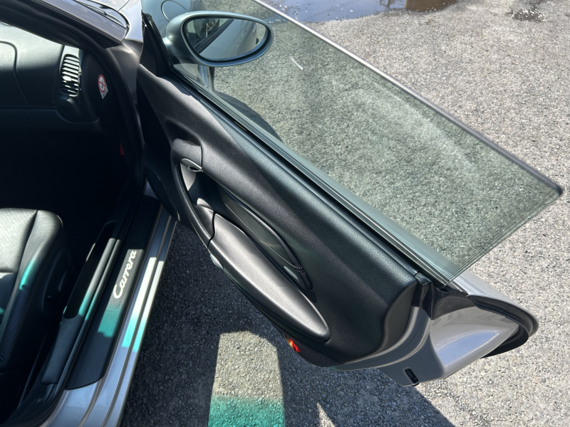 ポルシェ 911(Type996) カレラ　左H　6MT　レザーシート　地デジナビ　バックカメラ