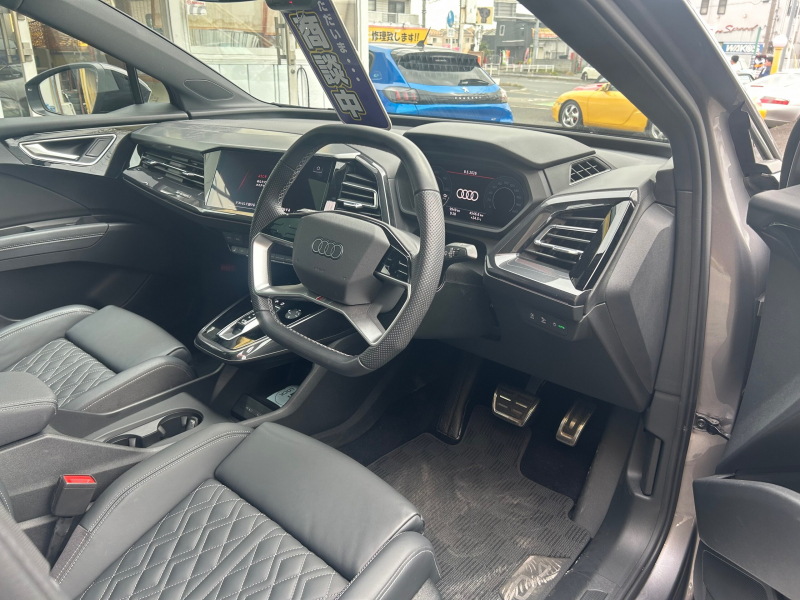 アウディ Q4 e-tron スポーツバック 中古車 40 Sライン　右H　純正20インチアルミ　パノラマサンルーフ　シートヒーター　バーチャルコックピットプラス