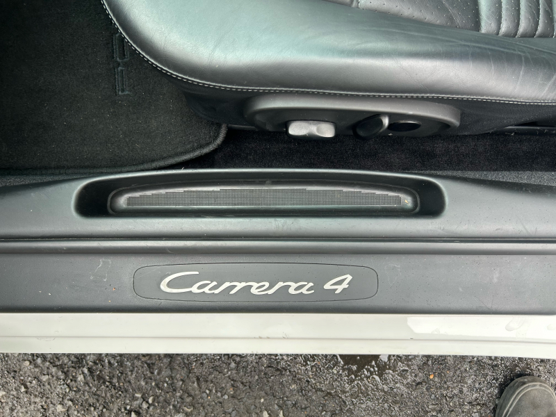 ポルシェ 911(Type996) カレラ4　右H　Tiptronic  サンルーフ　シートヒーター　社外ナビ　バックカメラ