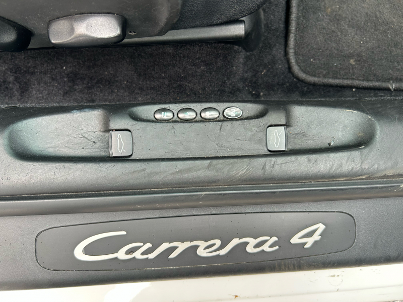 ポルシェ 911(Type996) カレラ4　右H　Tiptronic  サンルーフ　シートヒーター　社外ナビ　バックカメラ