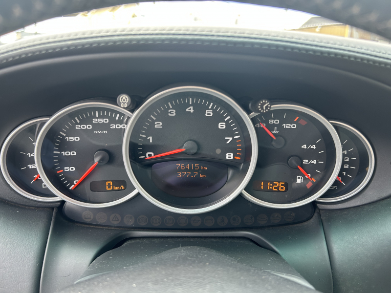 ポルシェ 911(Type996) カレラ　40thアニバーサリーエディション　左H  6MT　専用フロントバンパー、サイドスカート　ポリッシュ仕上げホイール　サンルーフ　シートヒーター
