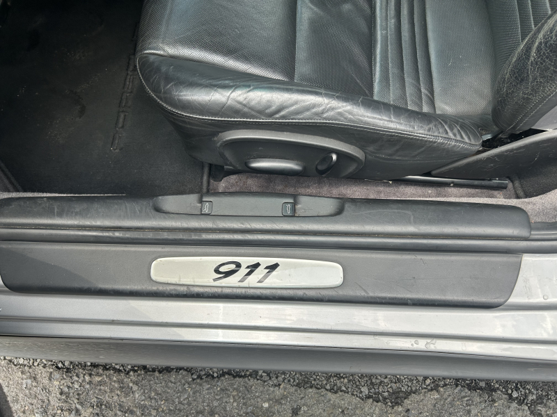 ポルシェ 911(Type996) カレラ　40thアニバーサリーエディション　左H  6MT　専用フロントバンパー、サイドスカート　ポリッシュ仕上げホイール　サンルーフ　シートヒーター
