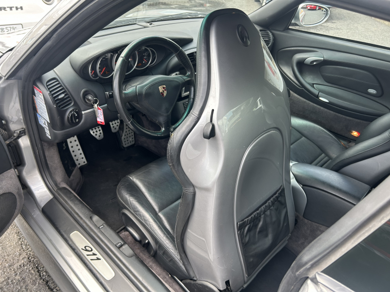 ポルシェ 911(Type996) カレラ　40thアニバーサリーエディション　左H  6MT　専用フロントバンパー、サイドスカート　ポリッシュ仕上げホイール　サンルーフ　シートヒーター