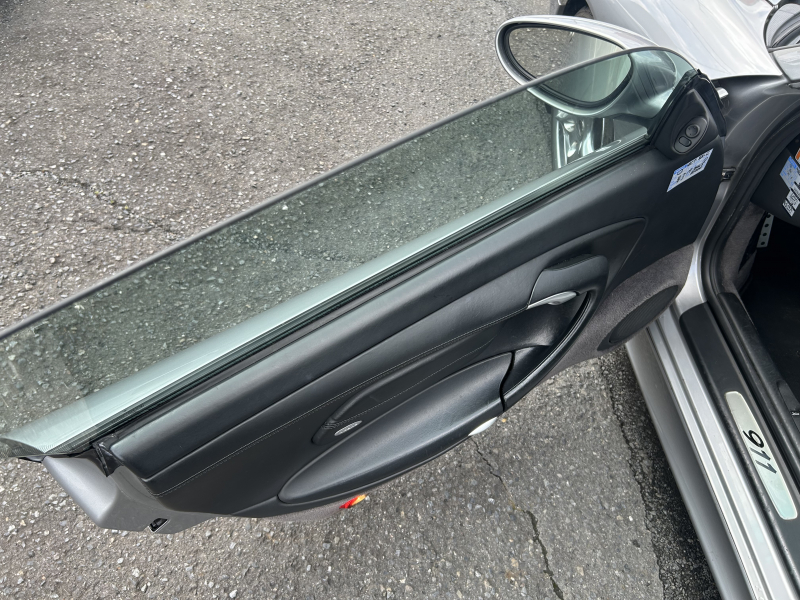 ポルシェ 911(Type996) カレラ　40thアニバーサリーエディション　左H  6MT　専用フロントバンパー、サイドスカート　ポリッシュ仕上げホイール　サンルーフ　シートヒーター