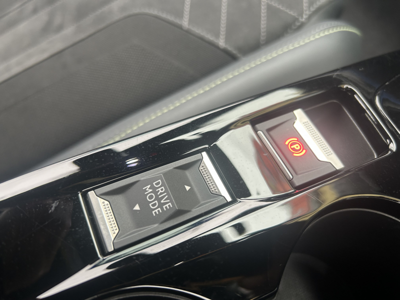 プジョー E-208 GT  クルーズコントロール　シートヒーター　ハーフレザーシート　17インチアルミ　ブラックルーフ　純正ナビ　地デジTV　ドラレコ　ETC