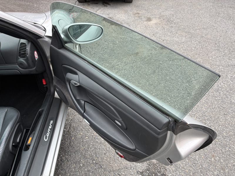ポルシェ 911(Type996) カレラ　左H　6MT  純正アルミ　後期モデル