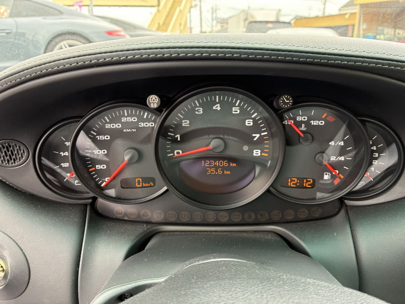 ポルシェ 911(Type996) カレラ　左H　6MT  純正アルミ　後期モデル