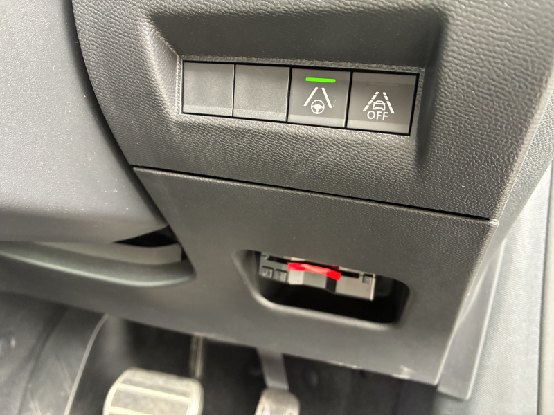 プジョー E-208 GT　アクティブクルーズコントロール　アクティブセーフティブレーキ　ブラインドスポットモニター　ナビ　地デジ　パノラミックビジョン　i-Cockpit　ハーフレザーシート