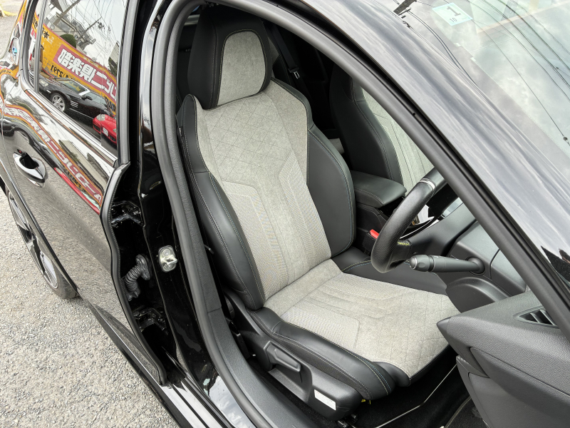 プジョー E-208 GT　アクティブクルーズコントロール　アクティブセーフティブレーキ　ブラインドスポットモニター　ナビ　地デジ　パノラミックビジョン　i-Cockpit　ハーフレザーシート