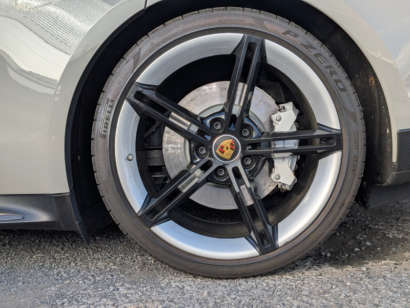 ポルシェ タイカン GTS  【希少PDCC、PSCB、リアアクスルステアリング装着車両】 人気のクレヨンカラー