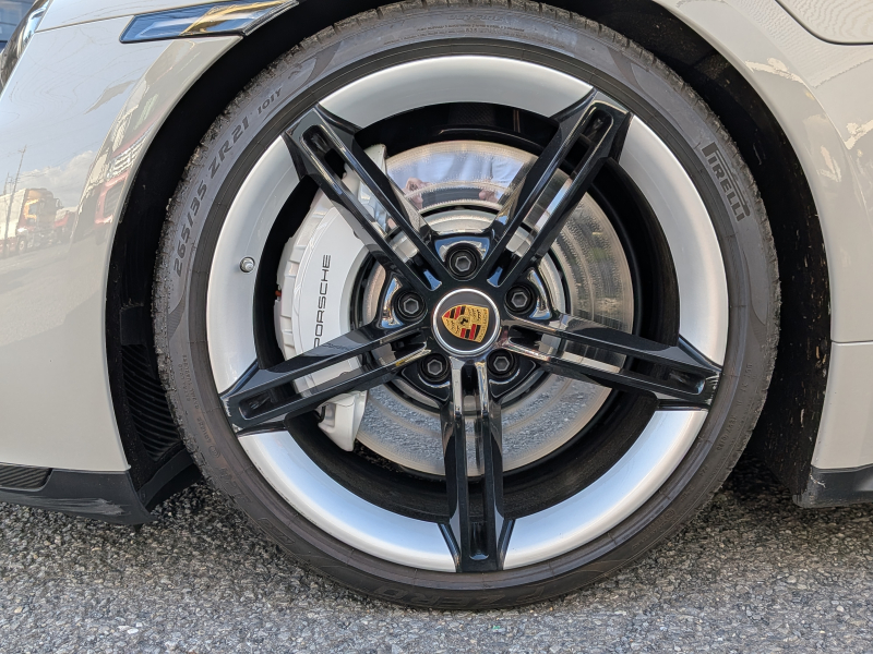 ポルシェ タイカン GTS  【希少PDCC、PSCB、リアアクスルステアリング装着車両】 人気のクレヨンカラー