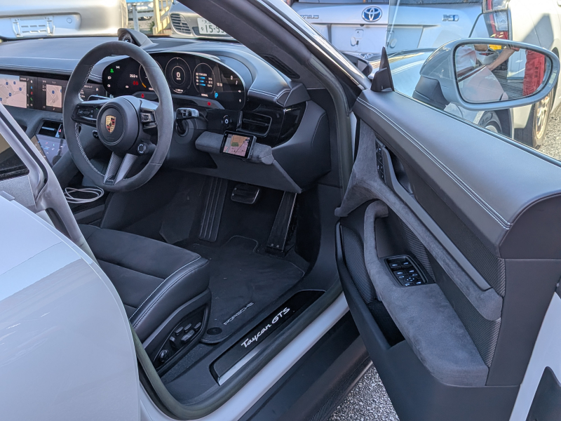 ポルシェ タイカン GTS  【希少PDCC、PSCB、リアアクスルステアリング装着車両】 人気のクレヨンカラー