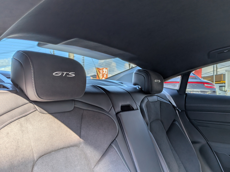 ポルシェ タイカン GTS  【希少PDCC、PSCB、リアアクスルステアリング装着車両】 人気のクレヨンカラー