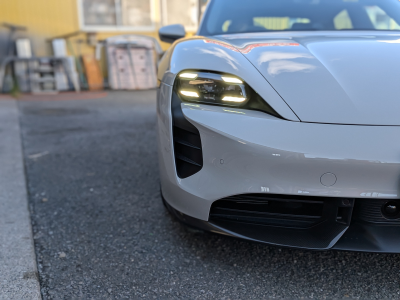 ポルシェ タイカン GTS  【希少PDCC、PSCB、リアアクスルステアリング装着車両】 人気のクレヨンカラー
