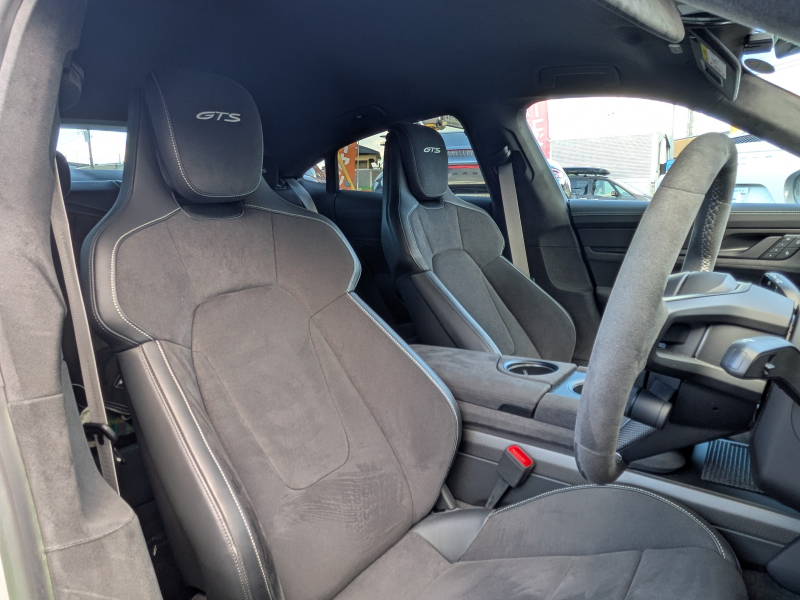 ポルシェ タイカン GTS  【希少PDCC、PSCB、リアアクスルステアリング装着車両】 人気のクレヨンカラー