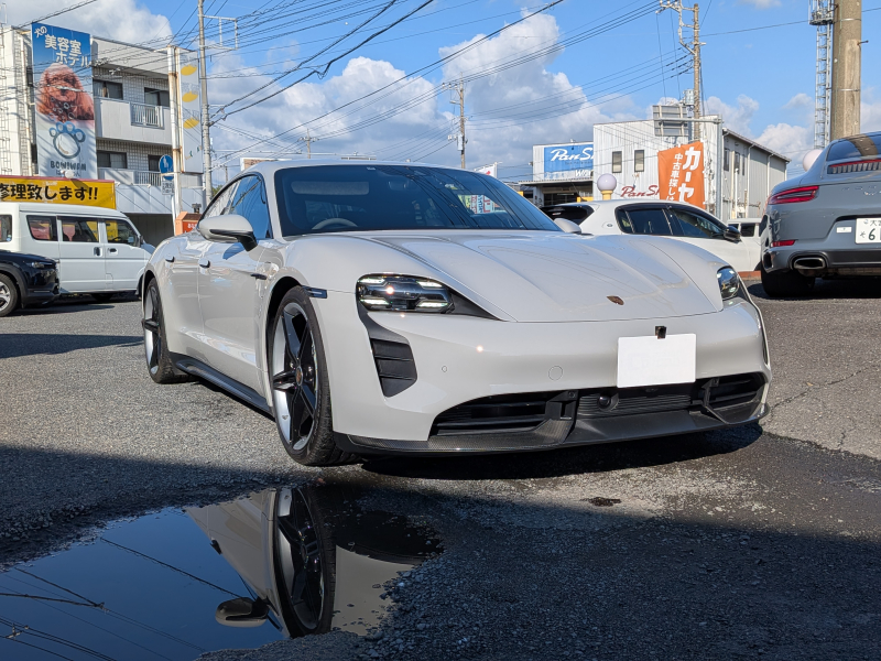 ポルシェ タイカン GTS  【希少PDCC、PSCB、リアアクスルステアリング装着車両】 人気のクレヨンカラー