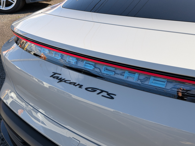 ポルシェ タイカン GTS  【希少PDCC、PSCB、リアアクスルステアリング装着車両】 人気のクレヨンカラー