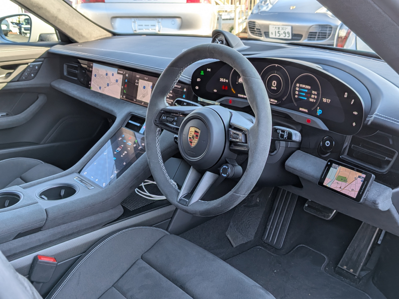 ポルシェ タイカン GTS  【希少PDCC、PSCB、リアアクスルステアリング装着車両】 人気のクレヨンカラー