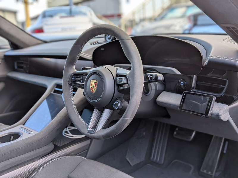ポルシェ タイカン GTS  【希少PDCC、PSCB、リアアクスルステアリング装着車両】 人気のクレヨンカラー