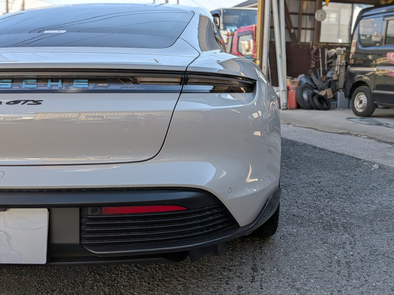 ポルシェ タイカン GTS  【希少PDCC、PSCB、リアアクスルステアリング装着車両】 人気のクレヨンカラー
