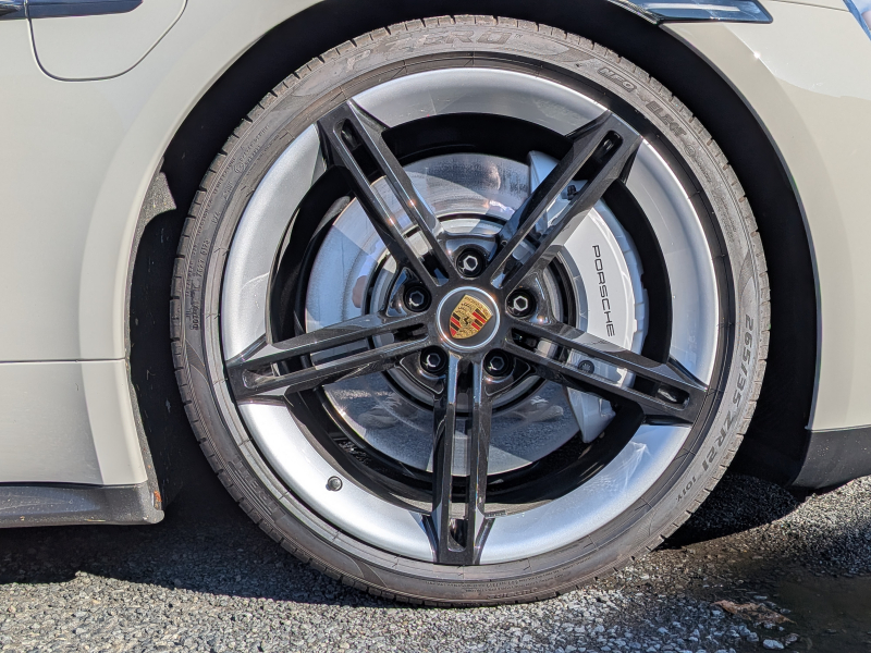 ポルシェ タイカン GTS  【希少PDCC、PSCB、リアアクスルステアリング装着車両】 人気のクレヨンカラー