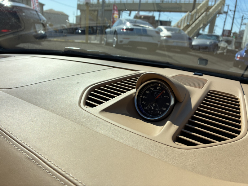 ポルシェ 911(Type991.2) カレラS　右H　PDK 　スポーツクロノPKG　スポーツエグゾースト　PCCB　PASM　ACC　シートヒーター　BOSE　　クレストエンボス加工ヘッドレスト　内装ルクソールベージュ