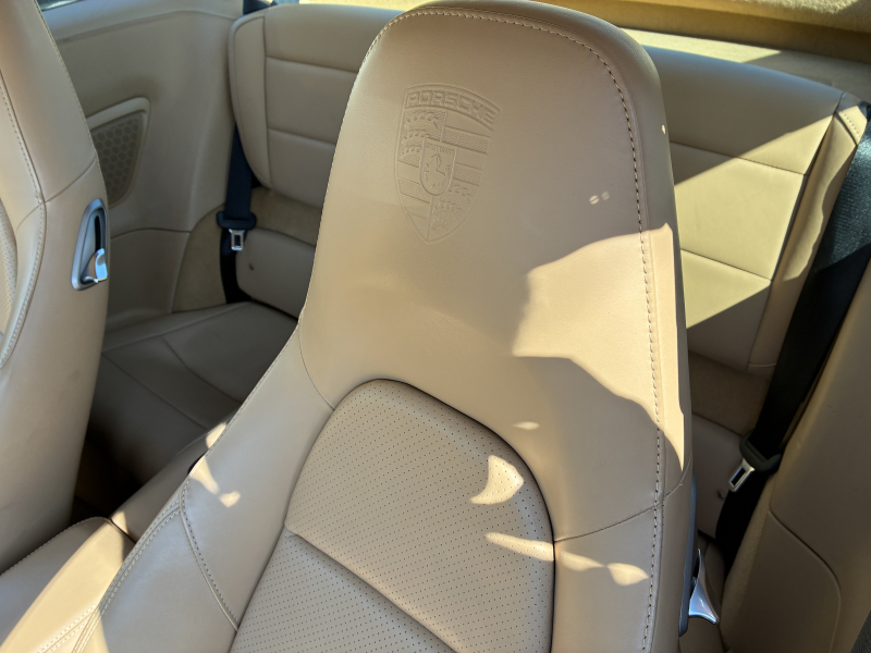 ポルシェ 911(Type991.2) カレラS　右H　PDK 　スポーツクロノPKG　スポーツエグゾースト　PCCB　PASM　ACC　シートヒーター　BOSE　　クレストエンボス加工ヘッドレスト　内装ルクソールベージュ