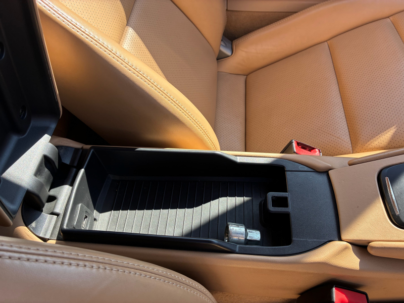 ポルシェ 911(Type991.2) カレラS　右H　PDK 　スポーツクロノPKG　スポーツエグゾースト　PCCB　PASM　ACC　シートヒーター　BOSE　　クレストエンボス加工ヘッドレスト　内装ルクソールベージュ