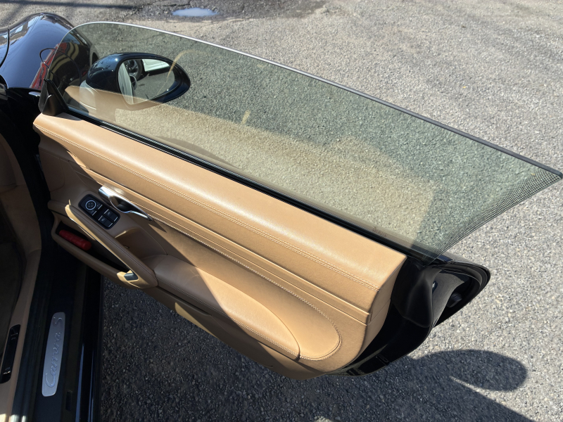 ポルシェ 911(Type991.2) カレラS　右H　PDK 　スポーツクロノPKG　スポーツエグゾースト　PCCB　PASM　ACC　シートヒーター　BOSE　　クレストエンボス加工ヘッドレスト　内装ルクソールベージュ