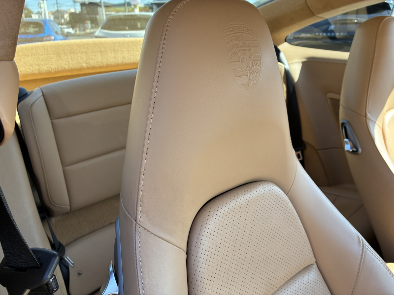 ポルシェ 911(Type991.2) カレラS　右H　PDK 　スポーツクロノPKG　スポーツエグゾースト　PCCB　PASM　ACC　シートヒーター　BOSE　　クレストエンボス加工ヘッドレスト　内装ルクソールベージュ