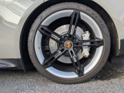 ポルシェ タイカン GTS  【希少PDCC、PSCB、リアアクスルステアリング装着車両】 人気のクレヨンカラー