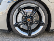 ポルシェ タイカン GTS  【希少PDCC、PSCB、リアアクスルステアリング装着車両】 人気のクレヨンカラー
