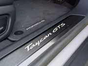 ポルシェ タイカン GTS  【希少PDCC、PSCB、リアアクスルステアリング装着車両】 人気のクレヨンカラー