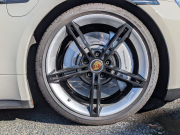ポルシェ タイカン GTS  【希少PDCC、PSCB、リアアクスルステアリング装着車両】 人気のクレヨンカラー