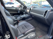 ポルシェ カイエン GTS 左ハンドル