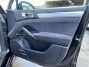 ポルシェ カイエン GTS 左ハンドル