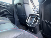 ポルシェ カイエン GTS 左ハンドル