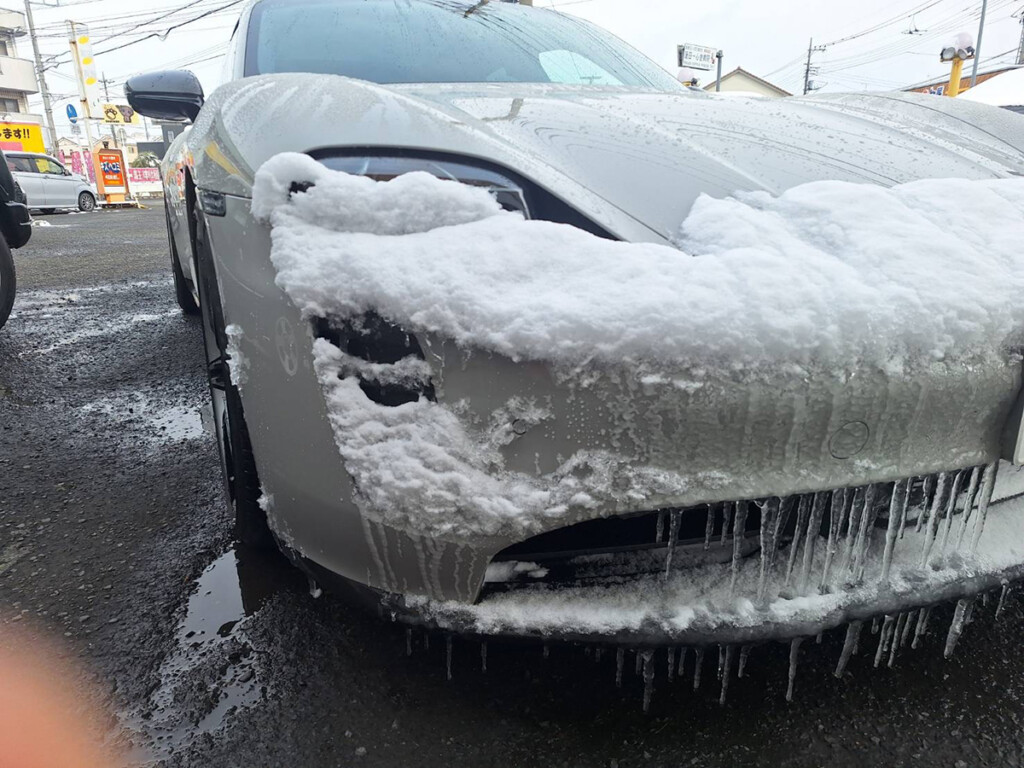 ポルシェタイカンターボS 雪の中の送稿
