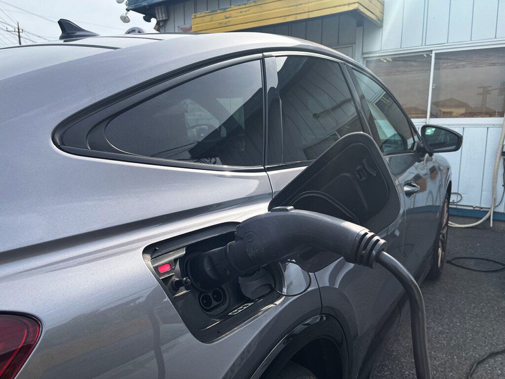 アウディQ4 e-tron 50 スポーツバック クアトロ中古車の充電画像